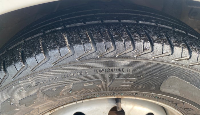 2014 Hyundai i10 MAGNA 1.1, Petrol, Manual, 1,31,558 km, Right Front Tyre Tread