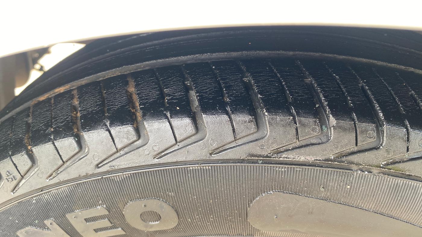 2014 Hyundai i10 MAGNA 1.1, Petrol, Manual, 1,31,589 km, Left Front Tyre Tread