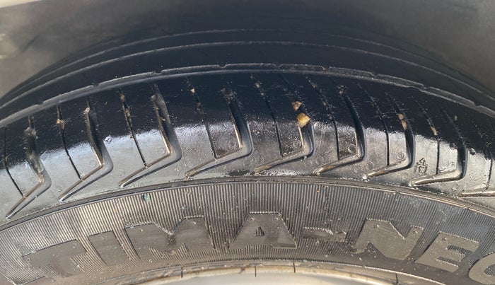 2014 Hyundai i10 MAGNA 1.1, Petrol, Manual, 1,31,558 km, Right Rear Tyre Tread