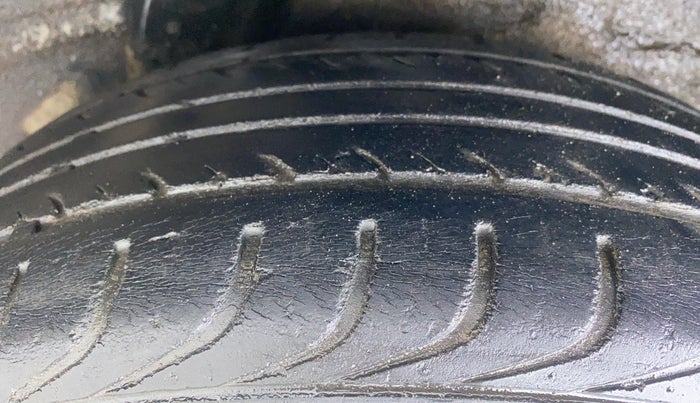 2011 Hyundai i20 MAGNA 1.2 VTVT, Petrol, Manual, 27,449 km, Left Rear Tyre Tread