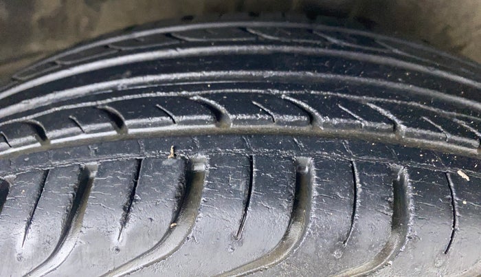 2011 Hyundai i20 MAGNA 1.2 VTVT, Petrol, Manual, 27,449 km, Right Front Tyre Tread