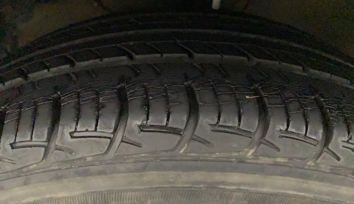 2016 Maruti Baleno DELTA PETROL 1.2, CNG, Manual, 25,312 km, Left Front Tyre Tread