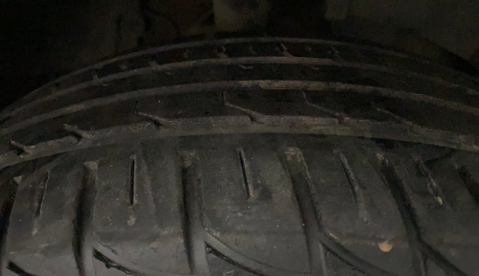 2014 Renault Duster 85 PS RXL PLUS DIESEL, Diesel, Manual, 76,863 km, Right Front Tyre Tread