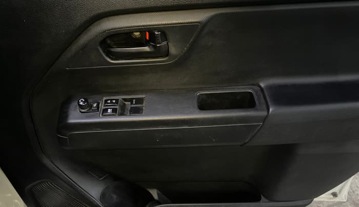 2020 Maruti New Wagon-R LXI CNG (O) 1.0, CNG, Manual, 70,795 km, Driver Side Door Panels Control