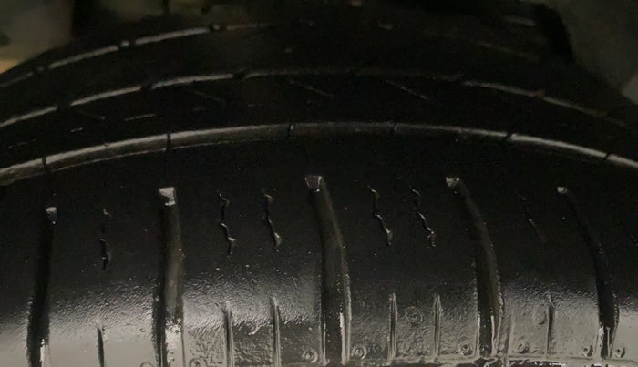 2015 Ford Figo Aspire TITANIUM 1.2 PETROL, Petrol, Manual, 55,398 km, Right Rear Tyre Tread