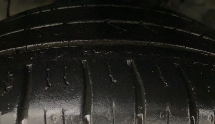 2015 Ford Figo Aspire TITANIUM 1.2 PETROL, Petrol, Manual, 55,398 km, Left Front Tyre Tread