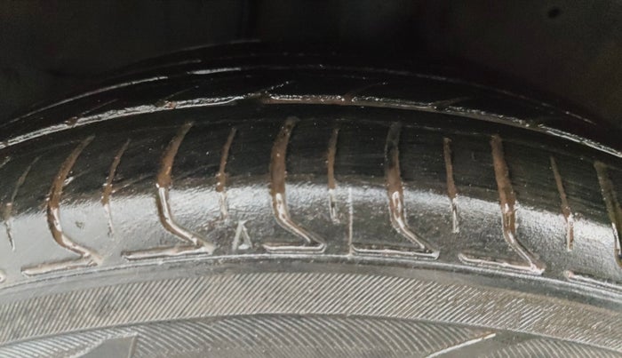 2015 Honda City 1.5L I-VTEC VX (O) MT, Petrol, Manual, 1,20,942 km, Left Front Tyre Tread