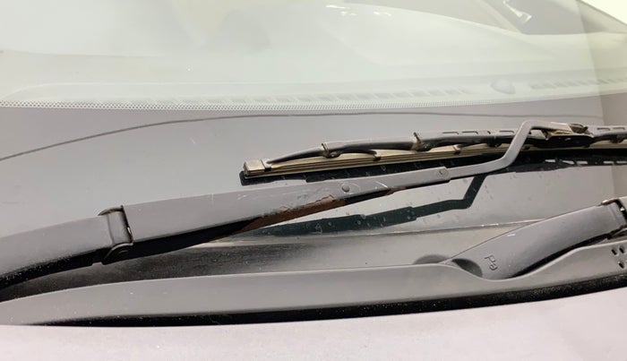 2011 Hyundai Verna FLUIDIC 1.6 VTVT SX OPT AT, Petrol, Automatic, 94,203 km, Front windshield - Wiper Blade Broken/Rusted