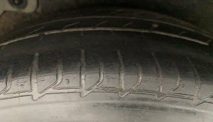 2011 Hyundai Verna FLUIDIC 1.6 VTVT SX OPT AT, Petrol, Automatic, 94,203 km, Right Rear Tyre Tread