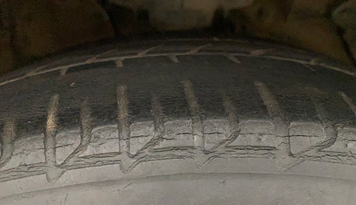 2011 Hyundai Verna FLUIDIC 1.6 VTVT SX OPT AT, Petrol, Automatic, 94,203 km, Right Front Tyre Tread