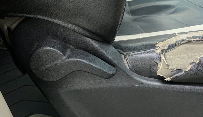 2018 Mahindra MARAZZO M2 8 STR, Diesel, Manual, 95,978 km, Driver Side Adjustment Panel