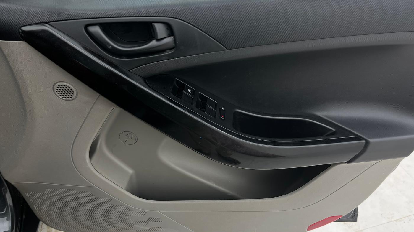 2019 Tata NEXON XMA PETROL, Petrol, Automatic, 54,604 km, Driver Side Door Panels Control
