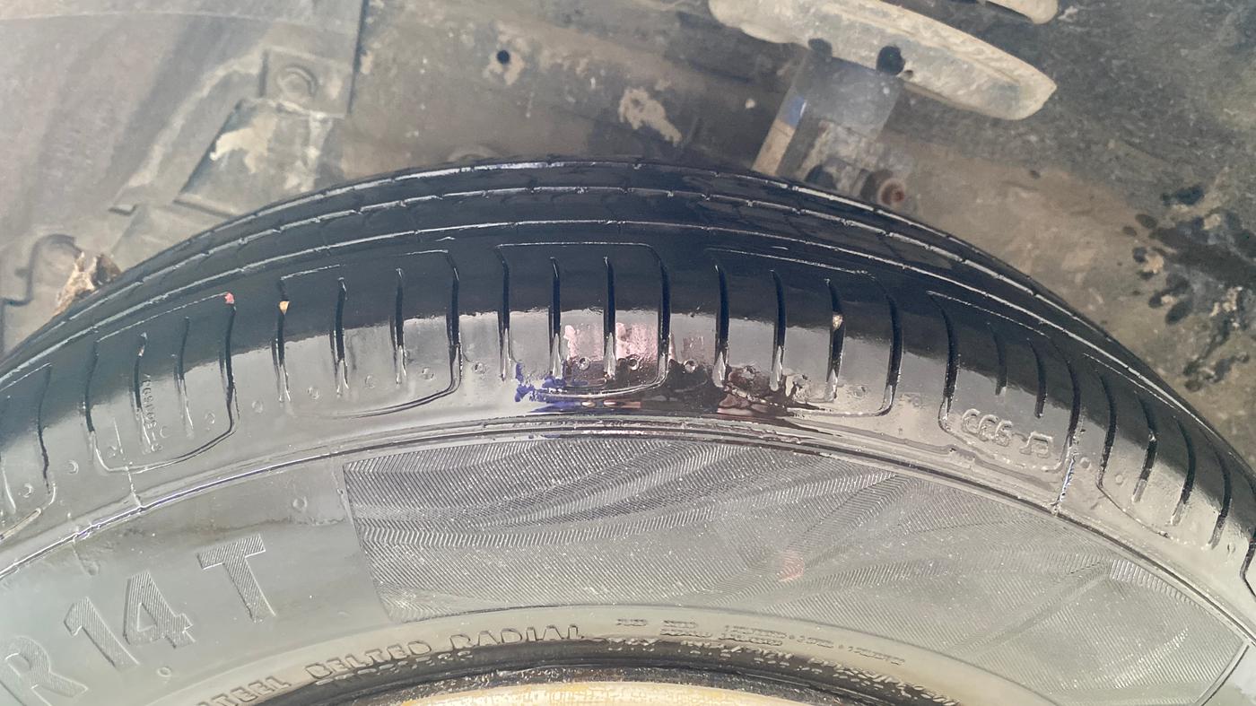 2014 Maruti Swift VXI, Petrol, Manual, 41,417 km, Left Front Tyre Tread