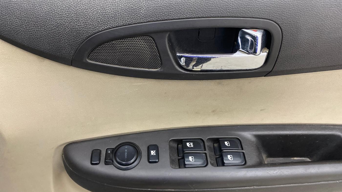 2012 Hyundai i20 SPORTZ 1.4 AT, Petrol, Automatic, 1,03,932 km, Driver Side Door Panels Control