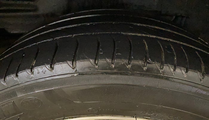 2015 Toyota Corolla Altis VL CVT PETROL, Petrol, Automatic, 1,12,439 km, Right Rear Tyre Tread