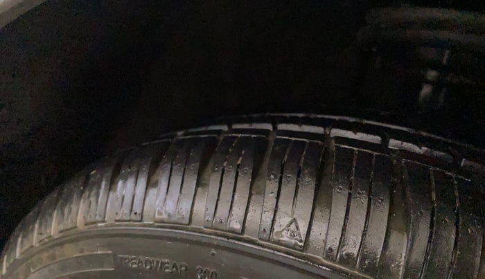 2016 Hyundai Grand i10 SPORTZ 1.2 KAPPA VTVT, Petrol, Manual, 30,878 km, Right Front Tyre Tread