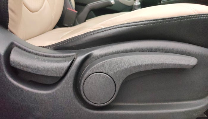 2017 Hyundai Creta SX PLUS 1.6 PETROL, Petrol, Manual, 45,389 km, Driver Side Adjustment Panel