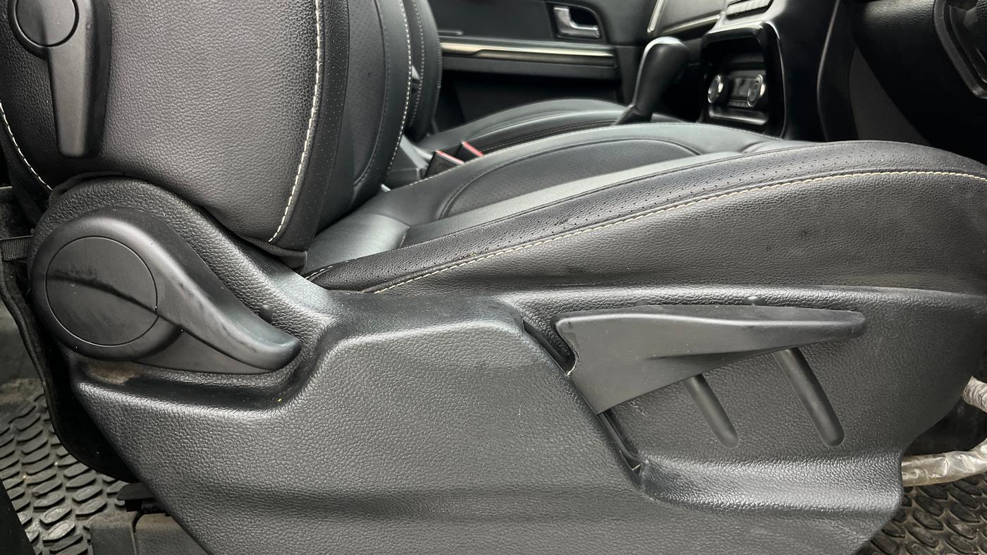 2019 Tata Hexa XTA 4X2 7 STR, Diesel, Automatic, 1,33,331 km, Driver Side Adjustment Panel