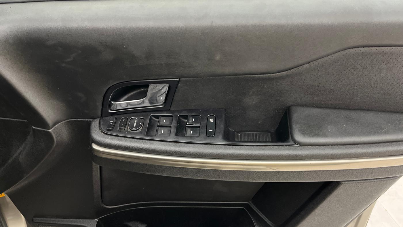2019 Tata Hexa XTA 4X2 7 STR, Diesel, Automatic, 1,33,331 km, Driver Side Door Panels Control
