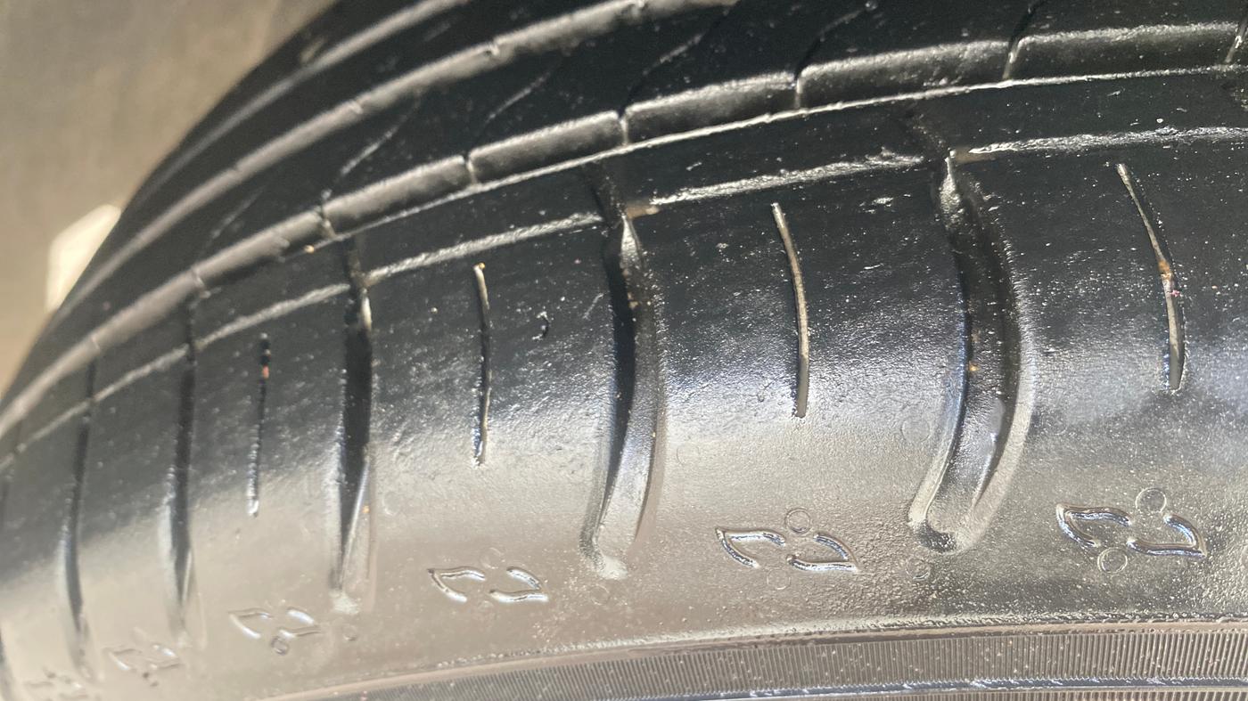 2025 Skoda Kylaq Signature AT, Petrol, Automatic, 9,569 km, Left Front Tyre Tread