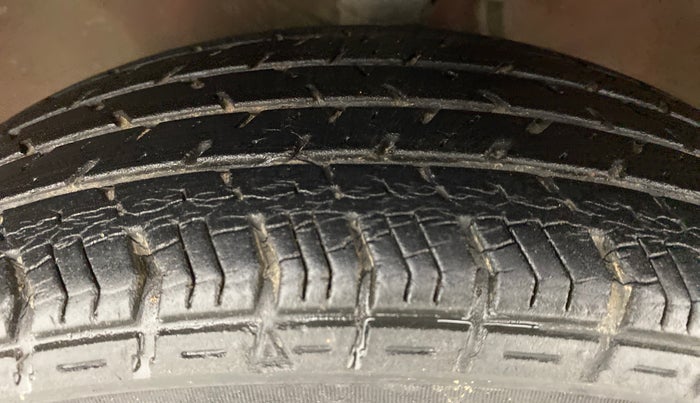 2010 Maruti Wagon R LXI, Petrol, Manual, 51,884 km, Left Front Tyre Tread