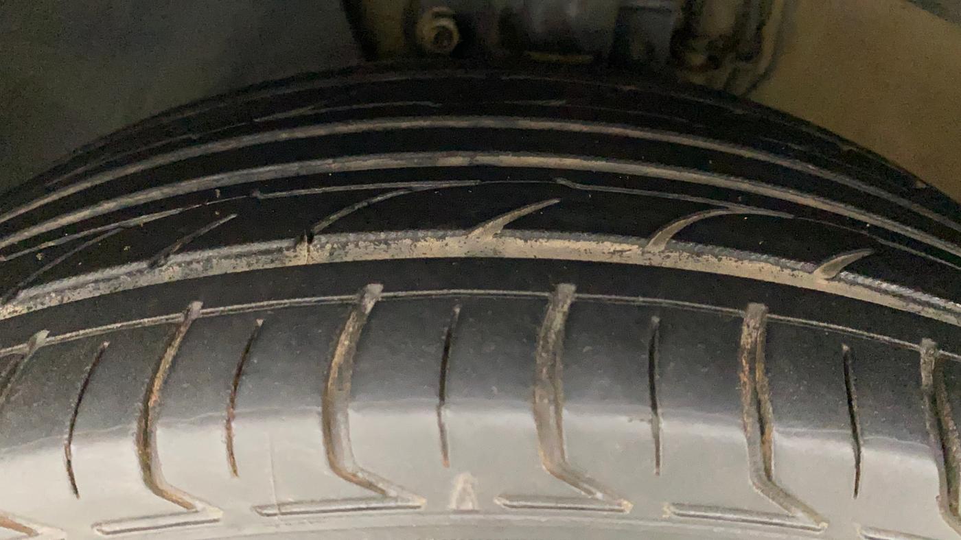 2019 Volkswagen Vento HIGHLINE PLUS 1.2 AT 16 ALLOY, Petrol, Automatic, 56,434 km, Left Front Tyre Tread