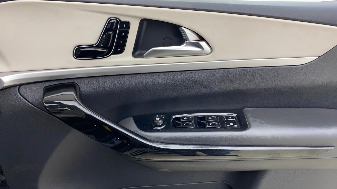 2021 Mahindra XUV700 AX 7 LUXURY P AT 7 STR, Petrol, Automatic, 28,832 km, Driver Side Door Panels Control