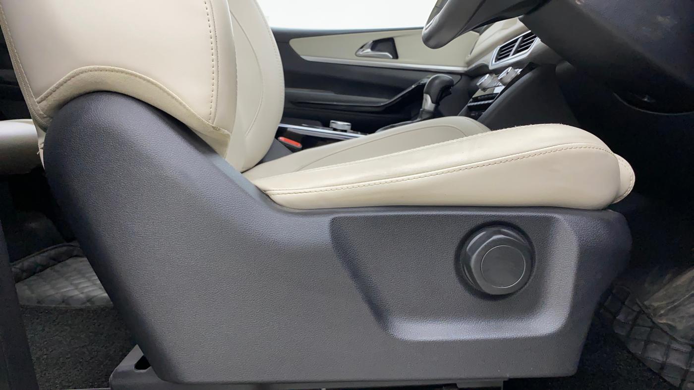 2021 Mahindra XUV700 AX 7 LUXURY P AT 7 STR, Petrol, Automatic, 28,832 km, Driver Side Adjustment Panel