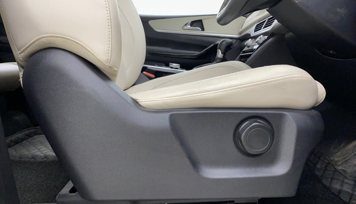 2021 Mahindra XUV700 AX 7 LUXURY P AT 7 STR, Petrol, Automatic, 28,785 km, Driver Side Adjustment Panel