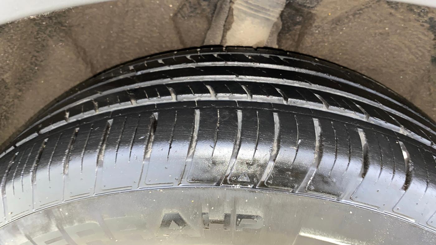 2021 Mahindra XUV700 AX 7 LUXURY P AT 7 STR, Petrol, Automatic, 28,832 km, Right Rear Tyre Tread