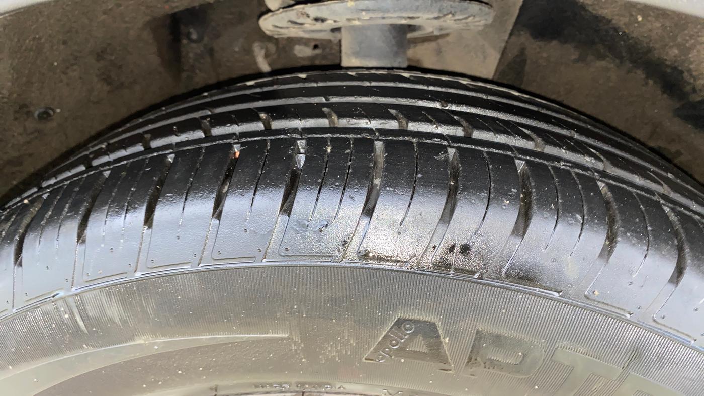 2021 Mahindra XUV700 AX 7 LUXURY P AT 7 STR, Petrol, Automatic, 28,832 km, Right Front Tyre Tread