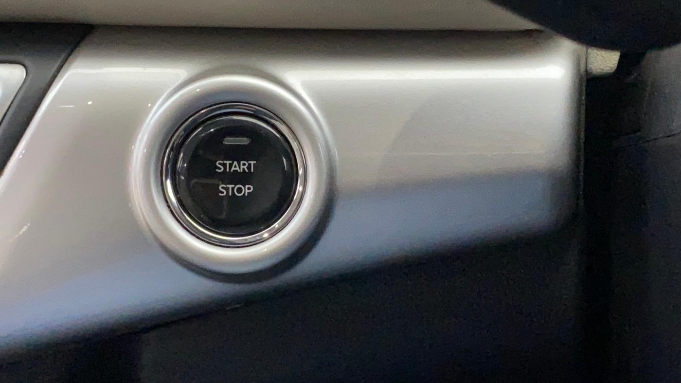 2021 Mahindra XUV700 AX 7 LUXURY P AT 7 STR, Petrol, Automatic, 28,832 km, Keyless Start/ Stop Button