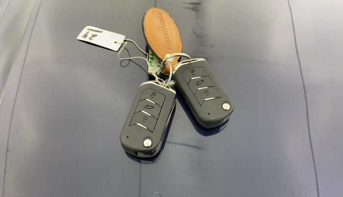 2021 Mahindra XUV700 AX 7 LUXURY P AT 7 STR, Petrol, Automatic, 28,785 km, Key Close Up