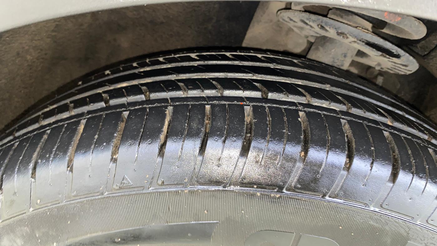 2021 Mahindra XUV700 AX 7 LUXURY P AT 7 STR, Petrol, Automatic, 28,832 km, Left Front Tyre Tread