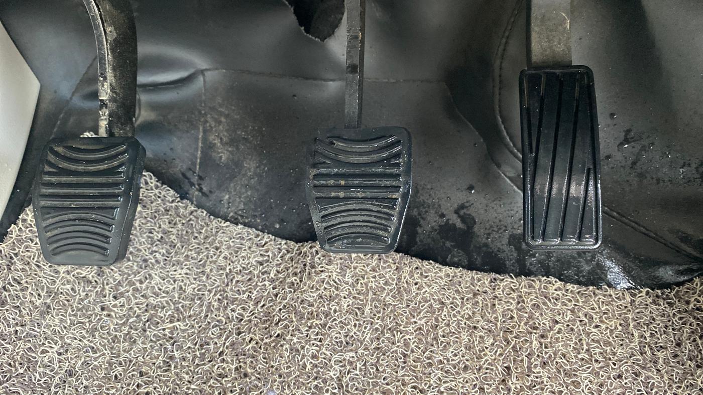 2022 Mahindra XUV300 W8 1.2 PETROL, Petrol, Manual, 15,635 km, Pedals