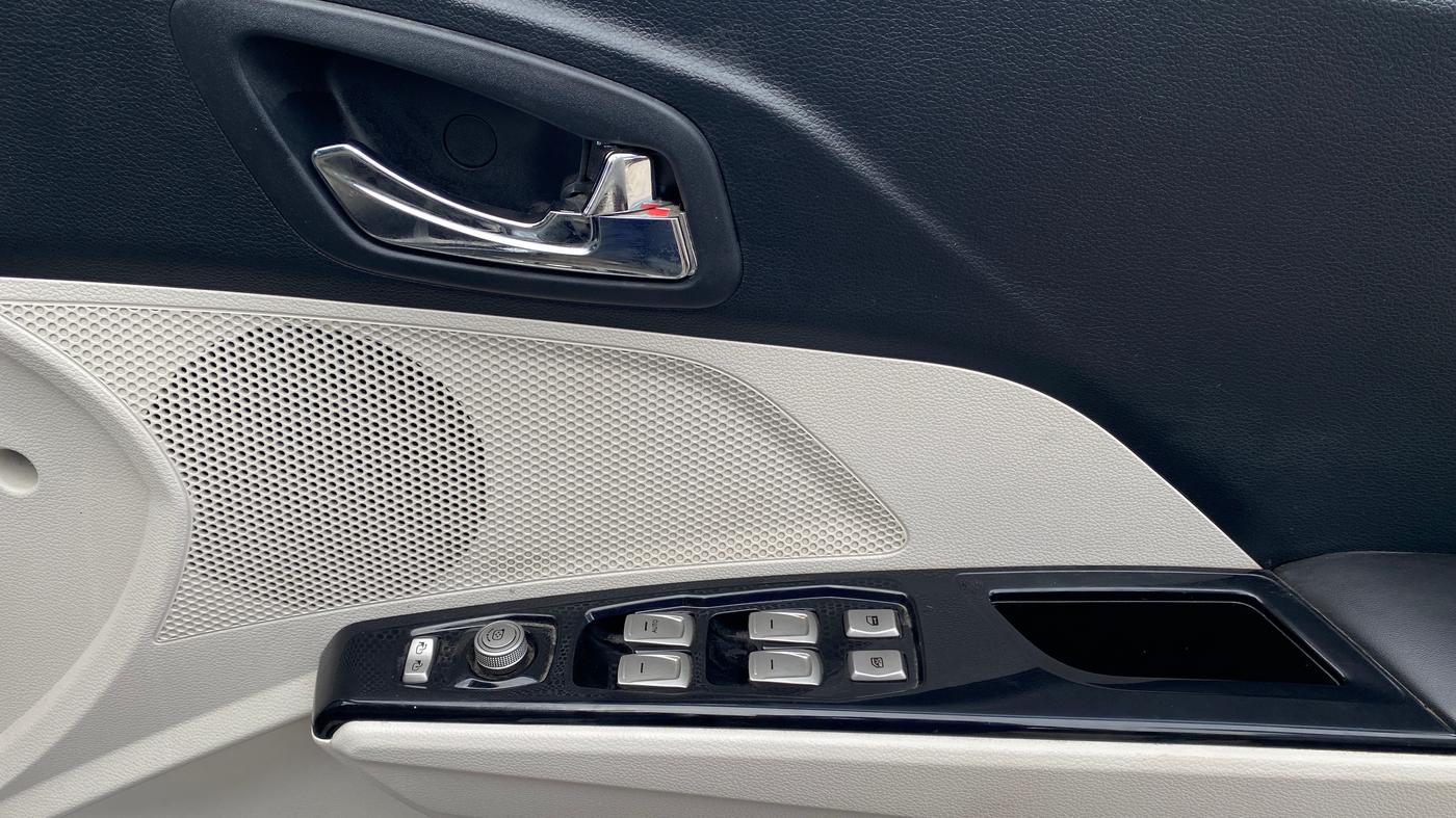 2022 Mahindra XUV300 W8 1.2 PETROL, Petrol, Manual, 15,635 km, Driver Side Door Panels Control