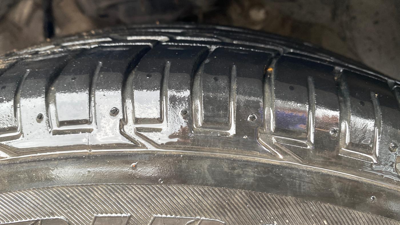 2022 Mahindra XUV300 W8 1.2 PETROL, Petrol, Manual, 15,635 km, Left Front Tyre Tread