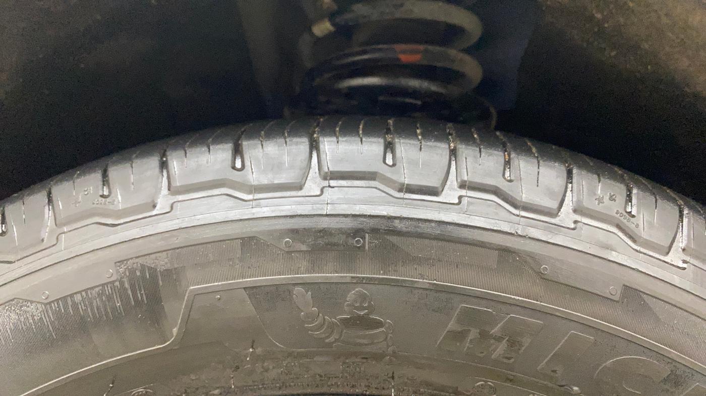 2021 Mahindra XUV700 AX 7 LUXURY P AT 7 STR, Petrol, Automatic, 82,282 km, Left Front Tyre Tread