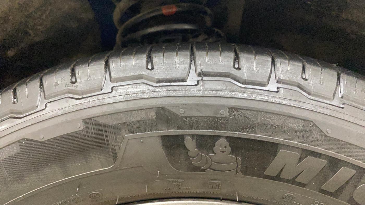 2021 Mahindra XUV700 AX 7 LUXURY P AT 7 STR, Petrol, Automatic, 82,282 km, Right Front Tyre Tread