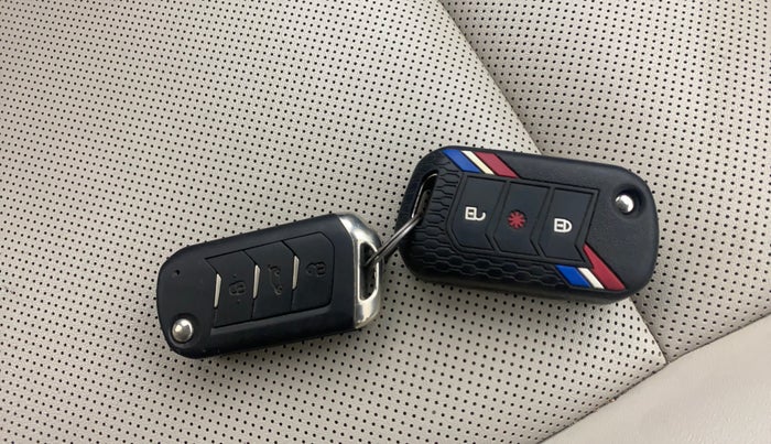 2021 Mahindra XUV700 AX 7 LUXURY P AT 7 STR, Petrol, Automatic, 81,453 km, Key Close Up