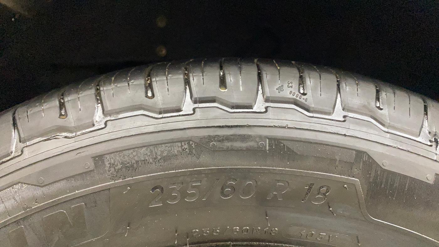 2021 Mahindra XUV700 AX 7 LUXURY P AT 7 STR, Petrol, Automatic, 82,282 km, Right Rear Tyre Tread
