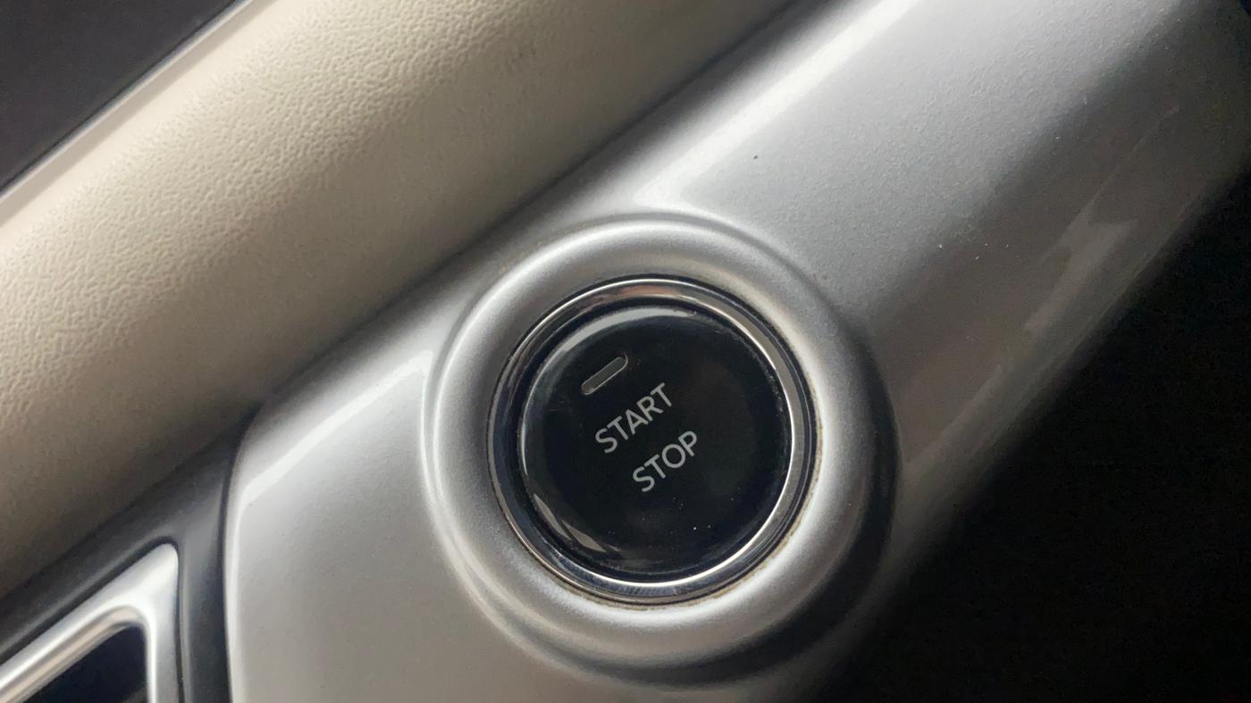 2021 Mahindra XUV700 AX 7 LUXURY P AT 7 STR, Petrol, Automatic, 82,282 km, Keyless Start/ Stop Button