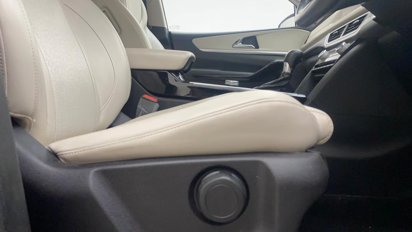 2021 Mahindra XUV700 AX 7 LUXURY P AT 7 STR, Petrol, Automatic, 82,282 km, Driver Side Adjustment Panel