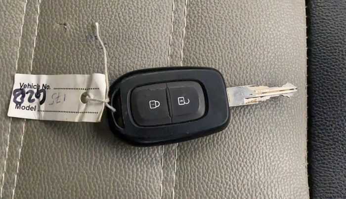 2017 Renault Duster RXL PETROL, CNG, Manual, 26,729 km, Key Close Up