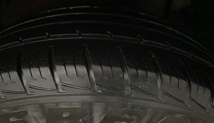 2017 Renault Duster RXL PETROL, CNG, Manual, 26,729 km, Left Rear Tyre Tread