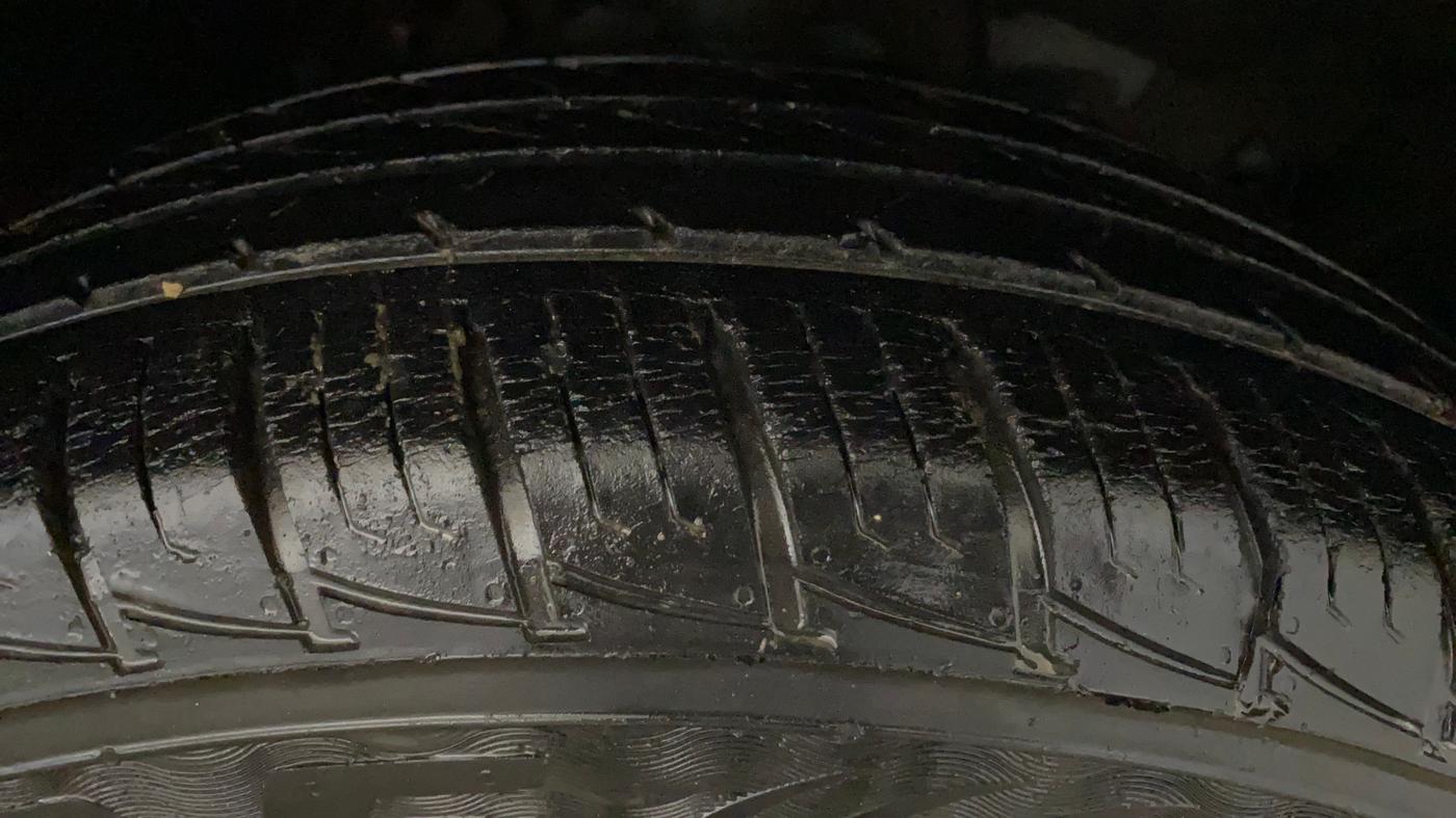 2017 Renault Duster RXL PETROL, CNG, Manual, 26,817 km, Right Front Tyre Tread