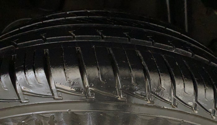 2017 Renault Duster RXL PETROL, CNG, Manual, 26,729 km, Right Rear Tyre Tread