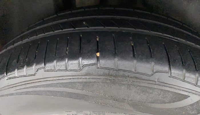 2015 Volkswagen Vento COMFORTLINE 1.5 AT, Diesel, Automatic, 99,094 km, Right Rear Tyre Tread