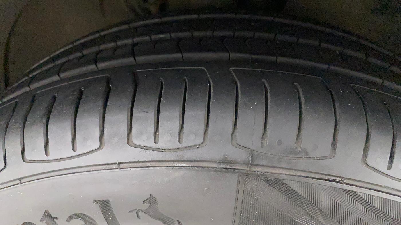 2015 Volkswagen Vento COMFORTLINE 1.5 AT, Diesel, Automatic, 99,094 km, Right Front Tyre Tread