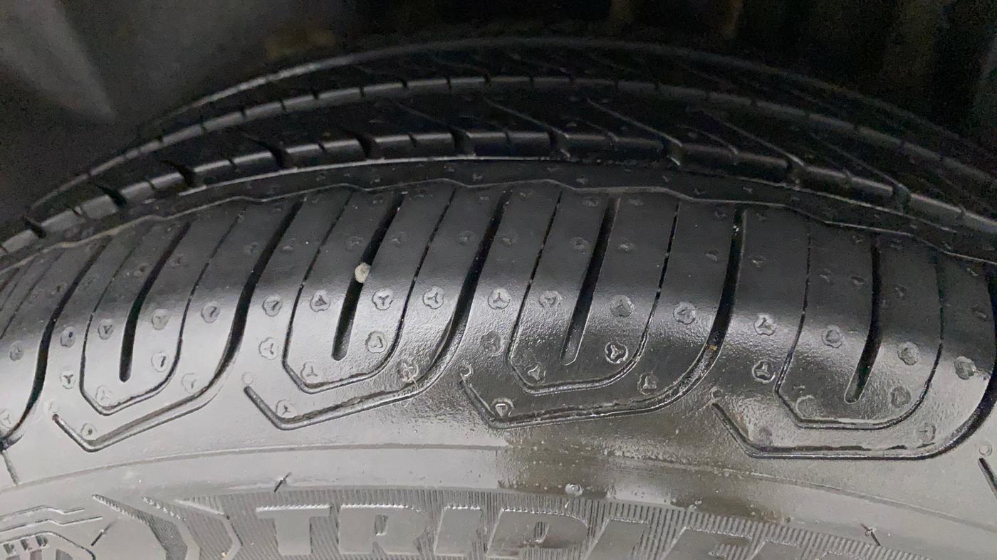 2015 Volkswagen Vento COMFORTLINE 1.5 AT, Diesel, Automatic, 99,094 km, Left Rear Tyre Tread